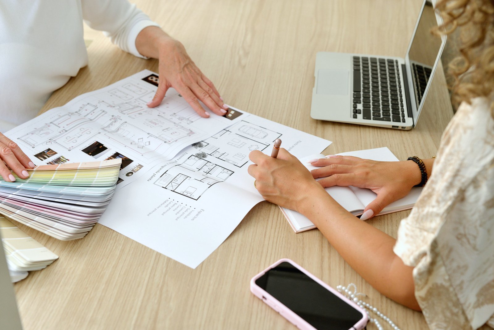 Proceso de neurointeriorismo dentro del Método Sentier, con planos, paleta de colores y materiales para crear espacios que favorecen el bienestar.