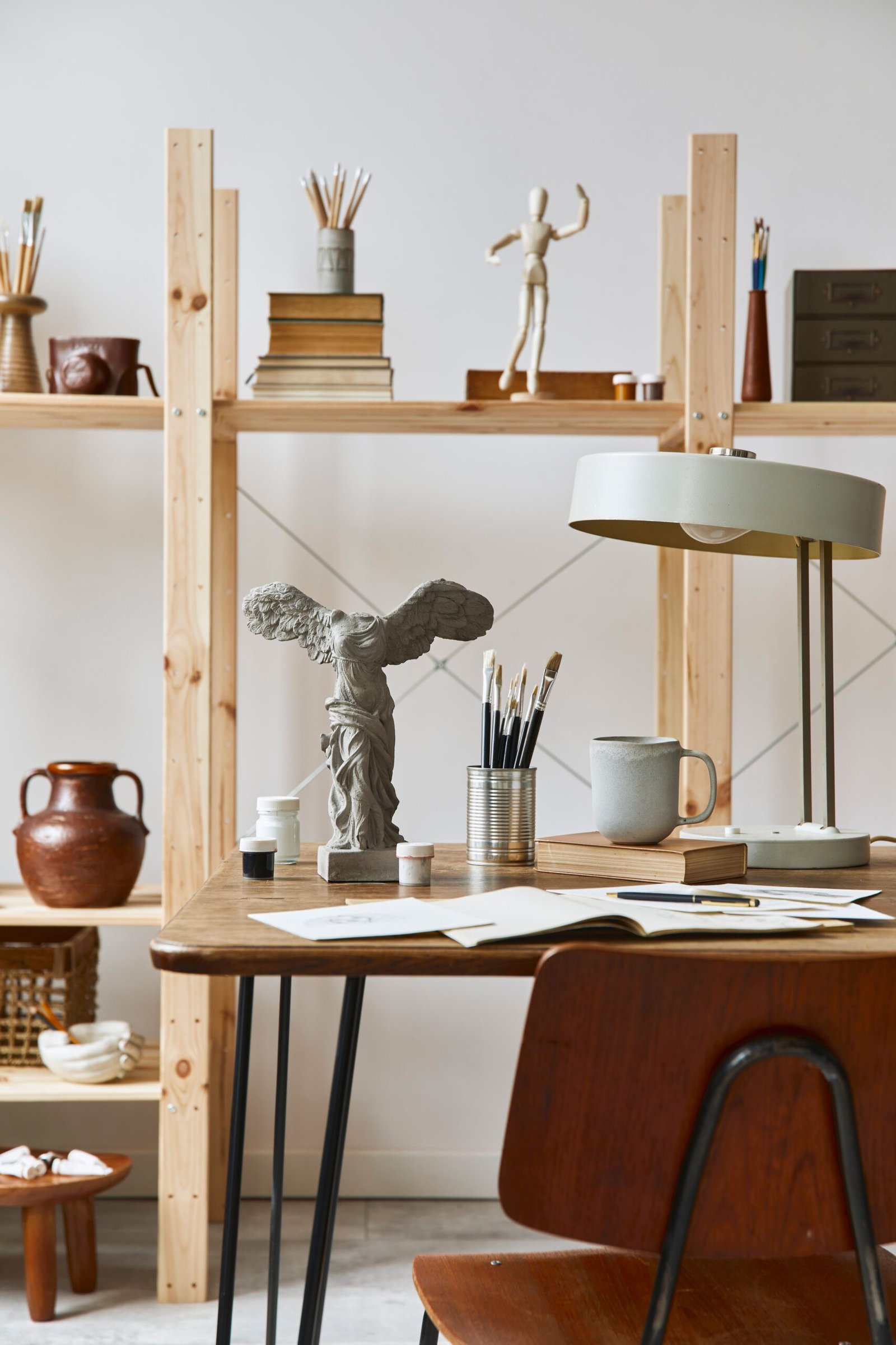 Estantería con exceso de objetos decorativos que genera ruido visual e interfiere en el foco mental