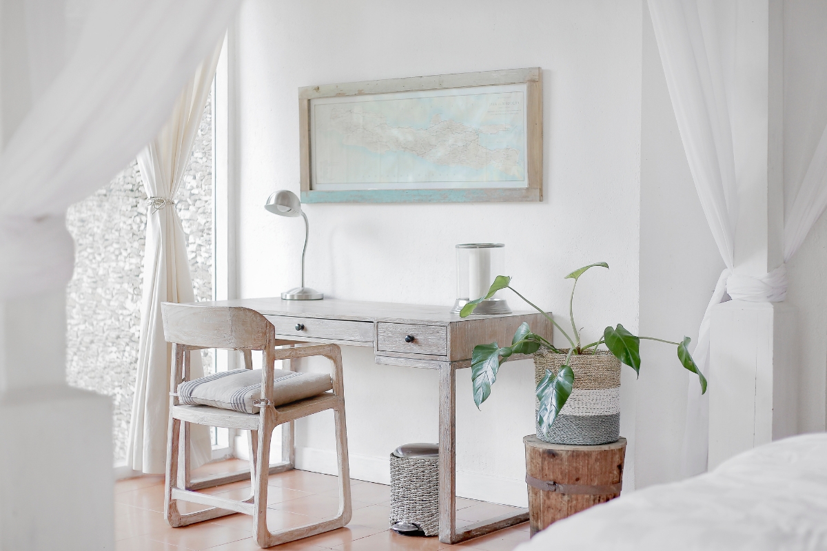 Escritorio en habitación con decoración minimalista 