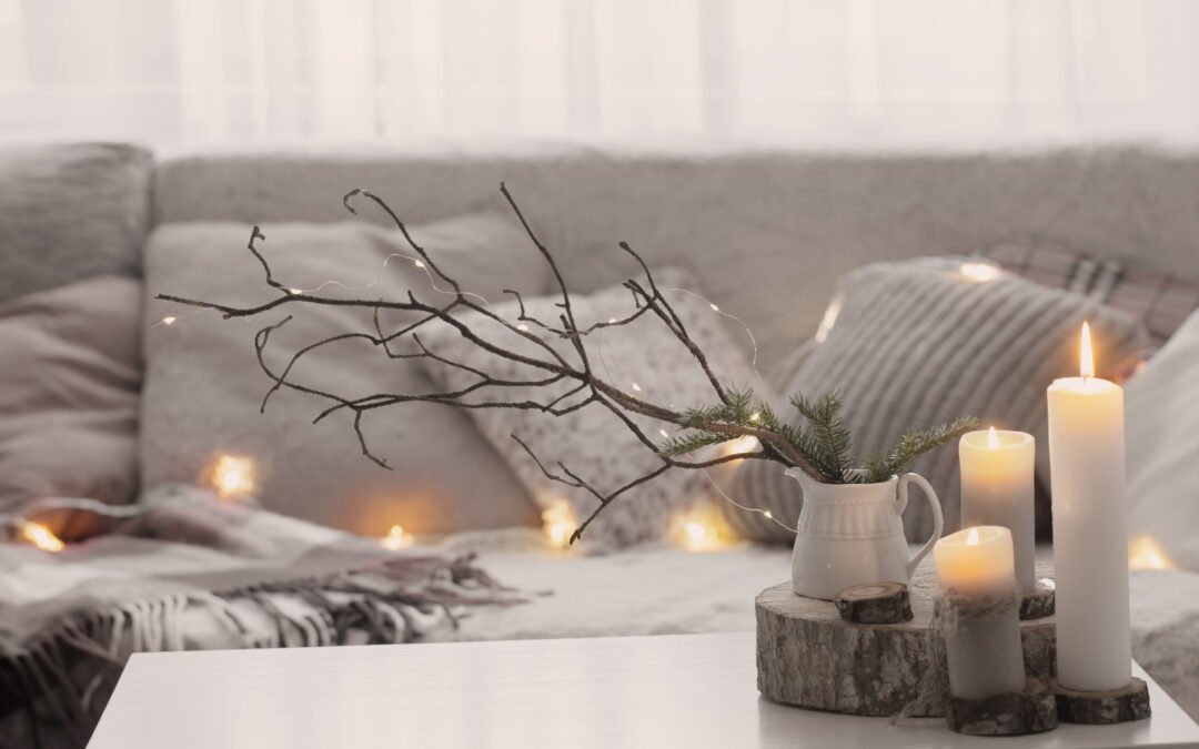 Branques naturals amb llums i espelmes càlides en una sala d’estar acollidora