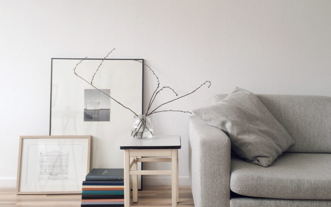 Salón sereno con sofá claro y decoración mínima que transmite calma y silencio visual